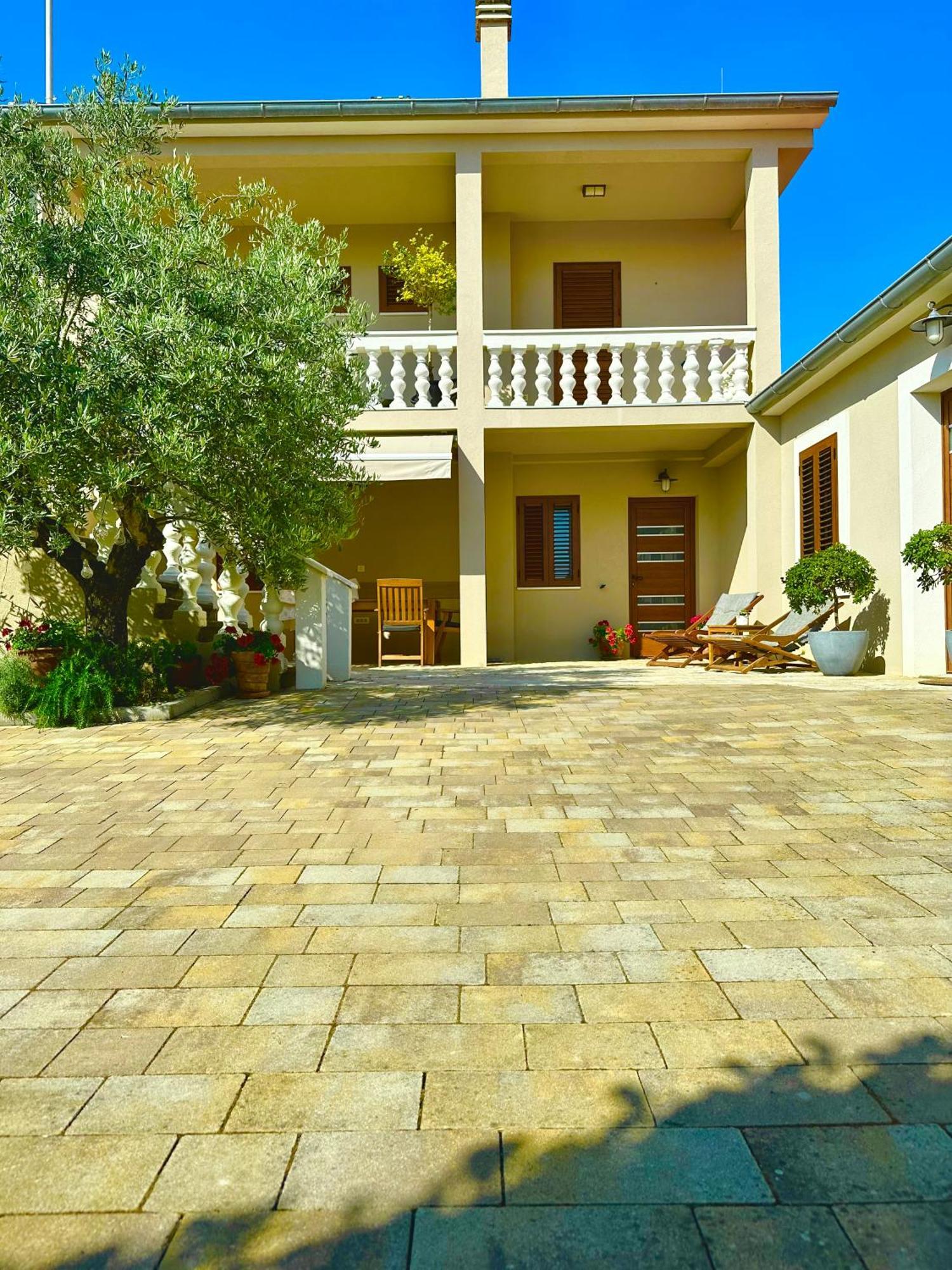 Holiday Home Lukica Привлака Екстериор снимка